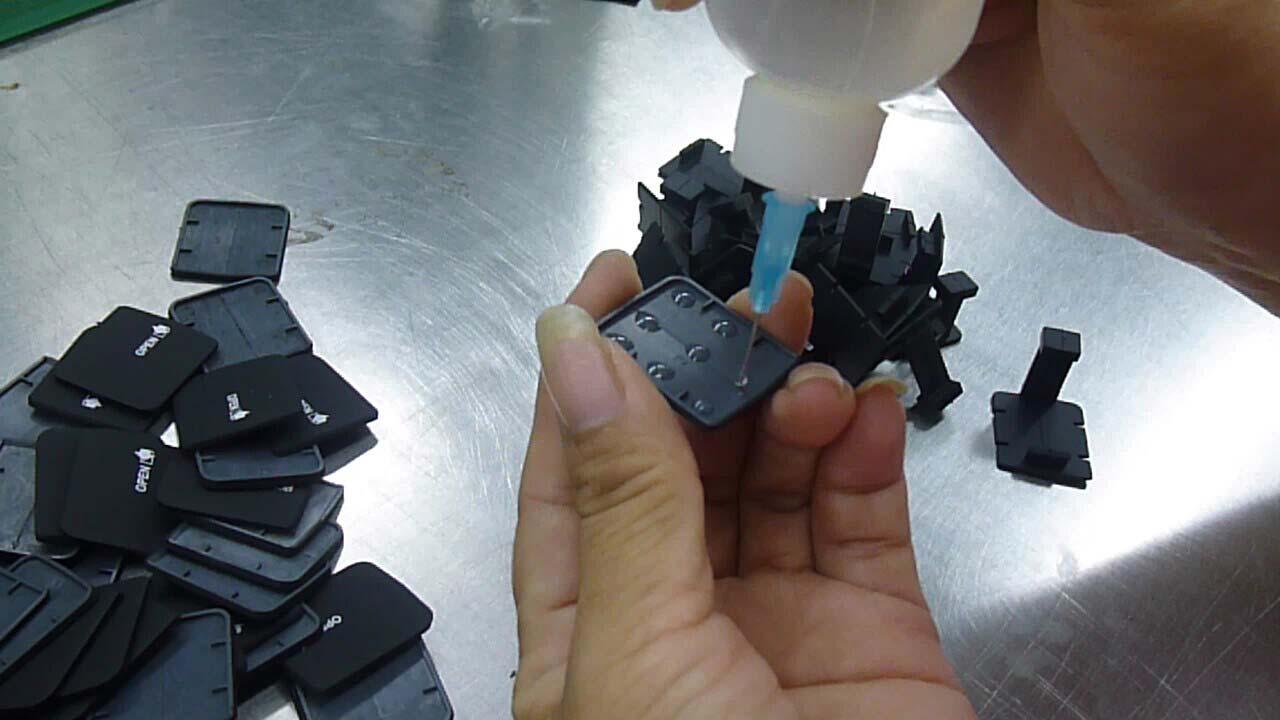 塑胶加工的手工装配方式